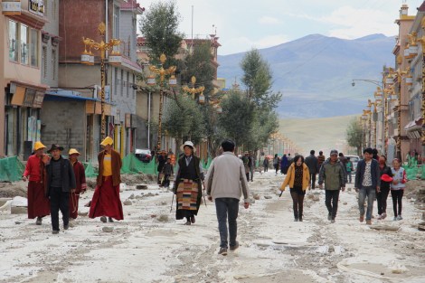 street life in Litang